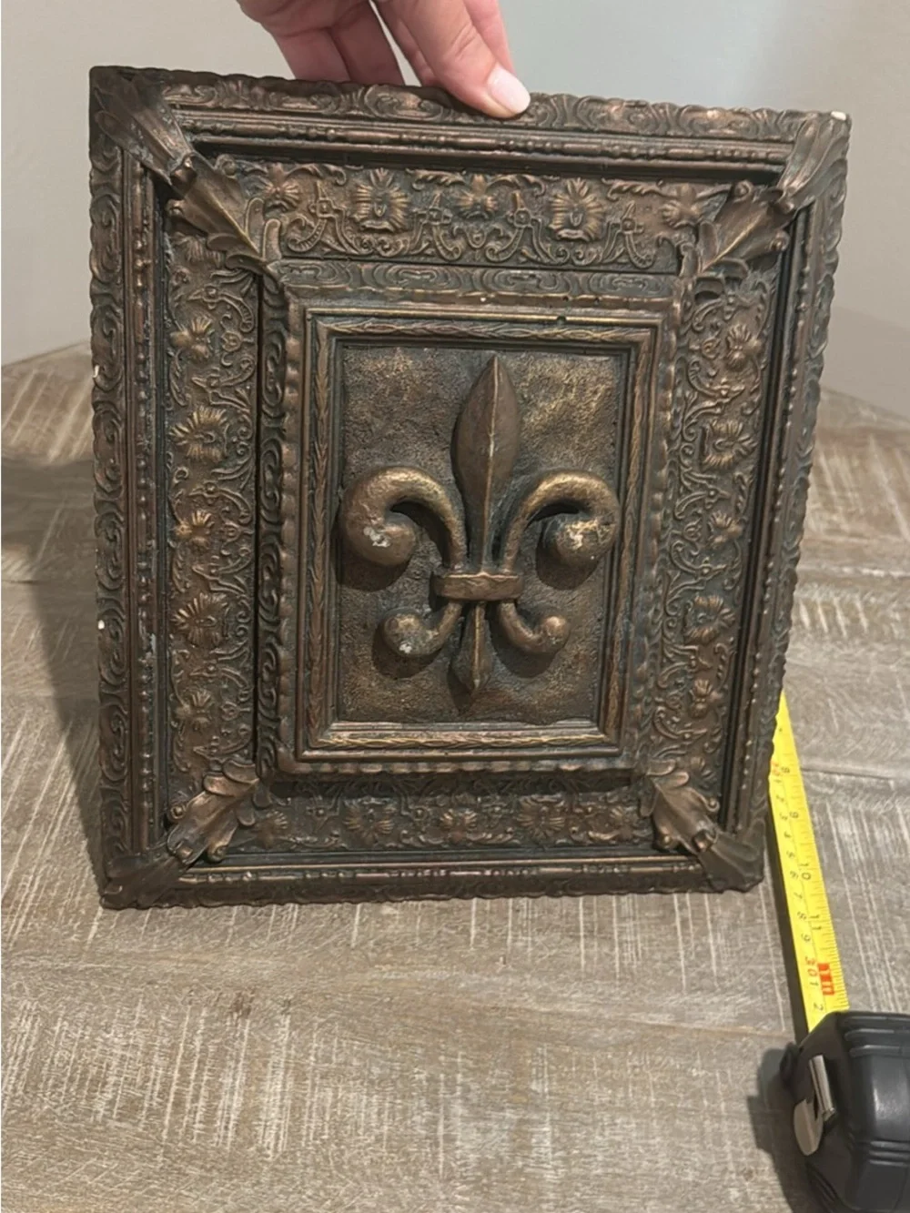 N/A decorative fleur